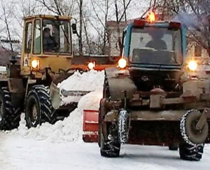 Трактор МТЗ с щеткой и отвалом. Уборка свежевыпавшего снега - Изображение #1, Объявление #1504375
